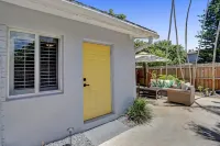 Breeze Garden Mid-Century Modern Apartment