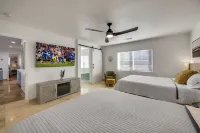 New Luxury Villa - Pool • Spa • Game Heaven Hotels in Coachella