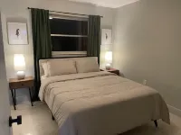 Midcentury Rambler with large backyard and open patio. 네이플스 호텔