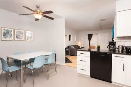 Spacious & Charming ★ UNC Home ★ Monthly Townhome ★ Pet Friendly Отели рядом с достопримечательностью «La Boutique Lane»