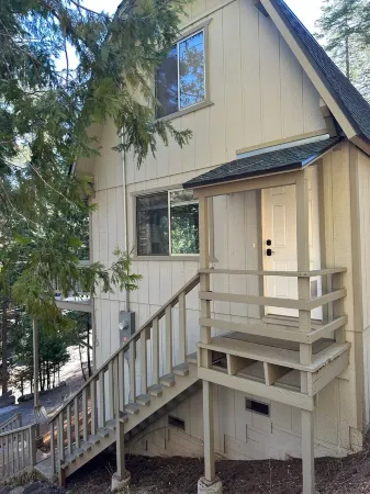 Cozy Peaceful Cabin in the Woods of Mi-Wuk Village.