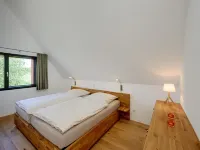 Thatched roof meets modernity, lake view; sauna, garden and much more... Hotele w: Putbus