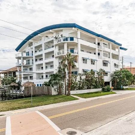 BEAUTIFUL WATERFRONT 3BD/3BA CONDO IN THE HEART OF CLEARWATER BEACH