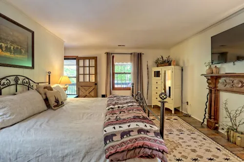 Private Dock, Mountain View, Lake Front, 2 kayaks, 2 SUPs, 1 canoe, Hot tub