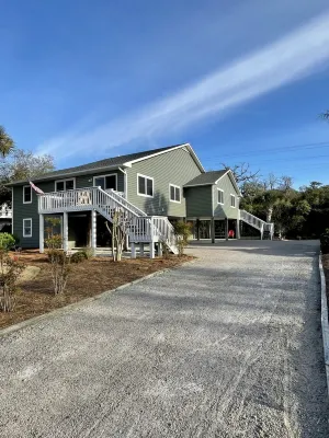 Middle of the Row Duplex, Quiet, and Cozy, 3 bed/2 bath Sound Ace Hardware附近的飯店
