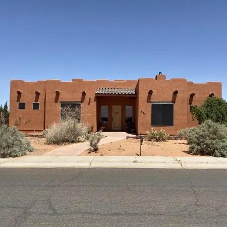 Spacious Home with private pickleball court, close to all Lake Powell activities