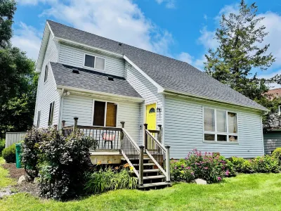 This House Got RIZZ - Recently Renovated Lake Thompson Canal Home 타마라크 호 주변 호텔