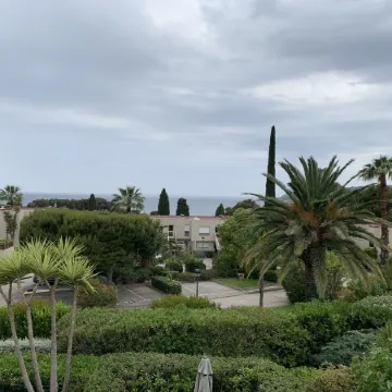 Cassis, Apartment with terrace, sea and cliff views. Private parking, Wifi.