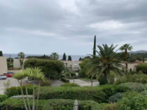 Cassis, Apartment with terrace, sea and cliff views. Private parking, Wifi.