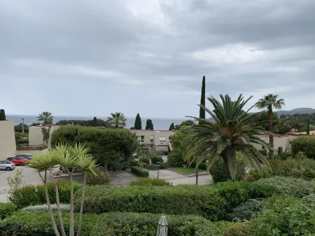 Cassis, Apartment with terrace, sea and cliff views. Private parking, Wifi.
