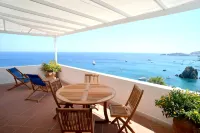 SPLENDID VILLA IMMERSED IN THE GREEN PEAK ON THE SEA