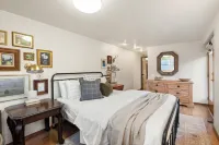 4,100 sf Luxe Log Cabin on the Creek. - 2 Ensuites, Kid Friendly, AC, Slps 18