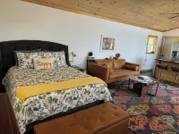 Beautiful modern cabin on top of the mountain with stunning sunset views.