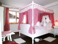 5 star apartment "Sissi" with heated pool & fantastic panorama Hotels in Übersee