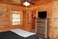 Very Private 4 Bedroom 3 Bath Cabin on 24 acres Hotels in Madison County