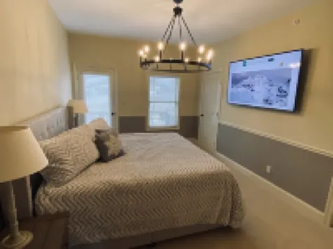 LOCATION! LOCATION!LOCATION! Luxurious Ski In/Out Jet-Set Condo NEWLY RENOVATED 亨特酒店