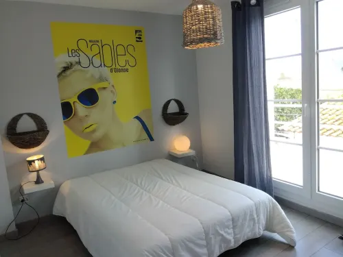 House with courtyard, 200 m from the Remblai and 3 minutes from Les Sables town center on foot!