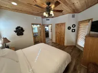 Cozy, 3-story, luxury cabin in the heart of Summerhaven! Hotels near Spencer Canyon Campground