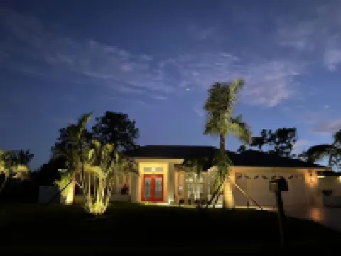 SunCoast Luxury Estates-New, Spacious,  Large Heated Pool, 10 min to the Beach