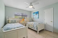 Walk to the beach, restaurants, grocery and more! Enjoy all Naples has to offer