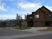 Hot Tub, 4 Baths , Steps to Free Shuttle, Sleeps 11 ,  Corner Lot