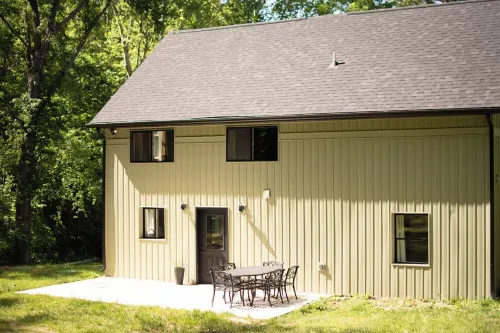 Updated Getaway in the hills of southern Indiana. Minutes from Starve Hollow SRA
