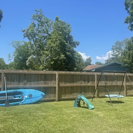 Coastal Blue. 2 minutes to Gulf of Mexico. Private backyard for BBQ/entertaining