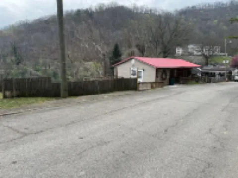 Ryder's Retreat overlooking the city of Williamson!