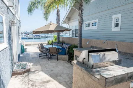 Live the Beach Life -Lovely Waterfront Home in Balboa Peninsula Отели рядом с достопримечательностью «Ведж»