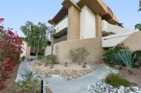 Cute & cozy 1 bd condo, 1 block to downtown w/pool