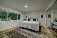 Waterfront Retreat w/ Dock, Views, Near Bellingham 레드 스퀘어 주변 호텔