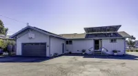 Waterfront Home with King Bed, Spacious, Clean, Pet Friendly. Near SF, Napa