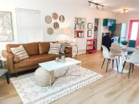 Mid-Century 2-Bedroom Charm - Beach, Pets, Fenced Yard in Fabulous Venice - 4 ดาว