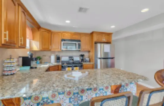 Premium Linens & Towels Provided, Walk to Beach, 4 Beach Badges