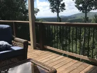 Great Location, Beautiful Mountain and Sunset Views, Hot Tub and Shuffleboard. Hotels in Fairview