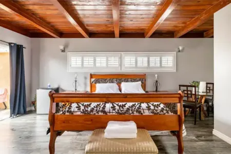 1-bedroom vacation home just 5 minutes to Kia Forum