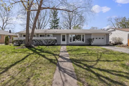 3 Bedroom Edgebrook Ranch Escape Отели рядом с достопримечательностью «Swanson Park»