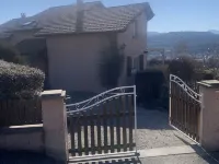 South-facing villa in the heights of GAP with panoramic mountain views Hôtels à : Gap