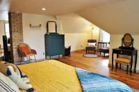 Columbia House. Unique, Comfortable Cape Cod Home. Pet Friendly. 그린베이 호텔