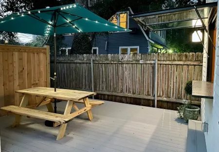 Walk to everything! Quiet downtown guest cottage. Отели в г. Лафайетт