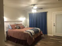 Cozy Cottage on the Frio-unplug and recharge Hotels in Real County