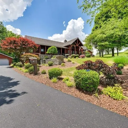 Come relax in a family friendly cabin w/ great amenities and a lake nearby!