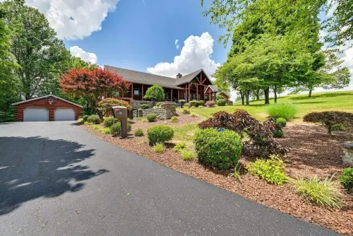 Come relax in a family friendly cabin w/ great amenities and a lake nearby!