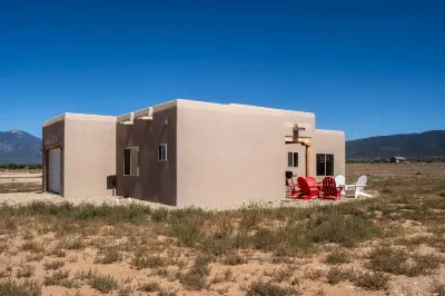 Adobe Style Home with Mountain Views, Pet Friendly!