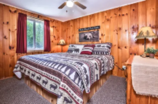Cedar Lodge: Lakefront Cabin - Wi-Fi, Free Firewood, Generator, No Cleaning Fee!