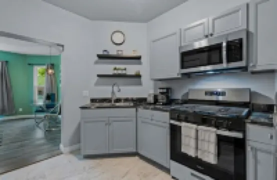 Beautiful fully remodeled 1 bd apt w King size bd