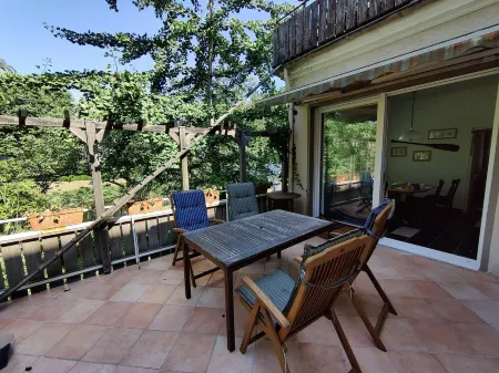 Vacation apartment Jantje in Emden city center with garden directly on the canal Отели рядом с достопримечательностью «Osaka»