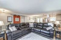 Newly Renovated, 1 block from BGSU, spacious and comfortable