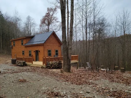 Cozy cabin with hot tub and fire pit in the heart of hocking hills