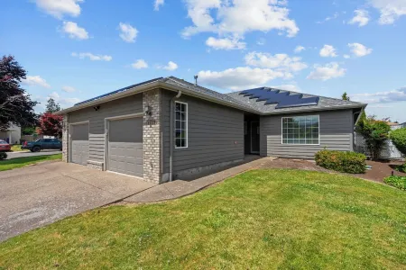 Inviting 2Br Half-Plex-Equipped Kitchen & Garage